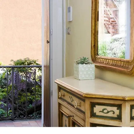 Wisteria House Apartman *